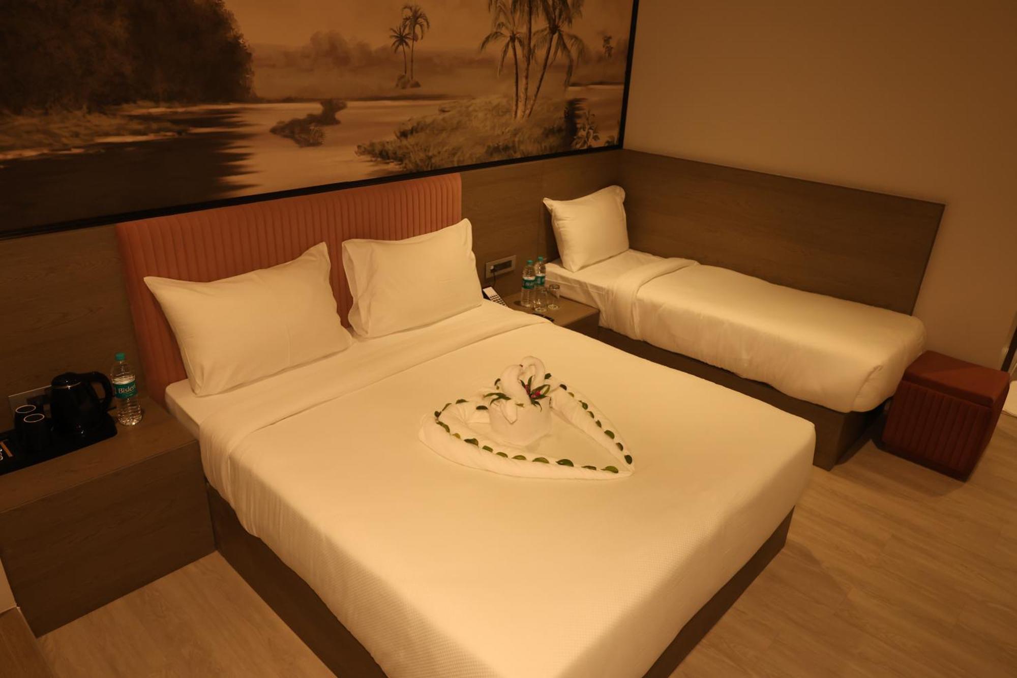 Afc Hotel Indore Exteriör bild